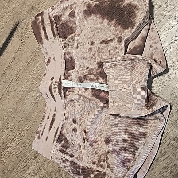 Lululemon Marbled Dye Inner Glow Shorts Size 10 - Picture 7 of 8